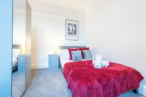 Spacious 4-Bedroom House with Garden