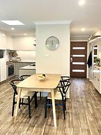 Stylish Townhouse With Private Courtyard