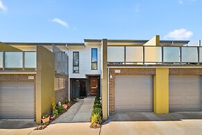 Stylish Townhouse With Private Courtyard