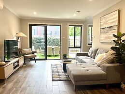 Stylish Townhouse With Private Courtyard