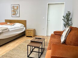 Lovely Studio for 4 with Garden