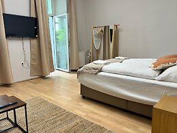 Lovely Studio for 4 with Garden
