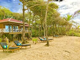 Turtle Beach Sanctuary Utila
