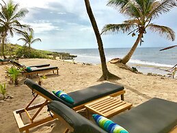 Turtle Beach Sanctuary Utila