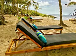 Turtle Beach Sanctuary Utila