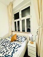 5BR Apartment for 10 Near Alterlaa