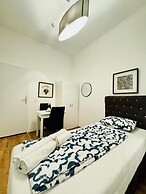 5BR Apartment for 10 Near Alterlaa
