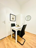 5BR Apartment for 10 Near Alterlaa