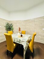 5BR Apartment for 10 Near Alterlaa