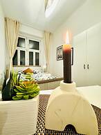 5BR Apartment for 10 Near Alterlaa