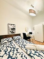 5BR Apartment for 10 Near Alterlaa