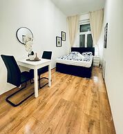5BR Apartment for 10 Near Alterlaa