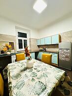 5BR Apartment for 10 Near Alterlaa