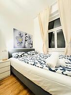 5BR Apartment for 10 Near Alterlaa