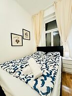 5BR Apartment for 10 Near Alterlaa