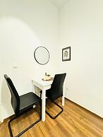 5BR Apartment for 10 Near Alterlaa