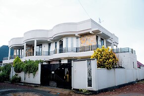 THE MOON APARTMENTS