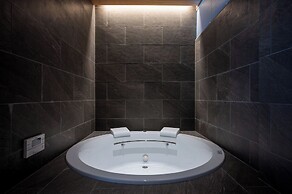 V Residence by H2 Life
