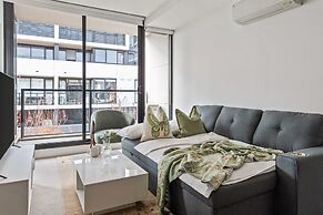 Modern 2BR Apt by the Yarra River