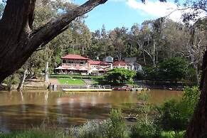 Modern 2BR Apt by the Yarra River