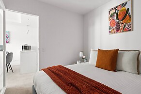 Modern 2BR Apt by the Yarra River