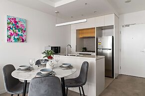 Modern 2BR Apt by the Yarra River