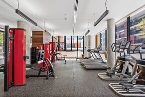 Modern 2BR Apt by the Yarra River