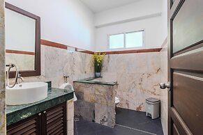 2BR with Pool Near Beaches V267