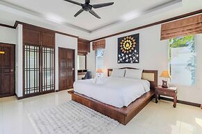 2BR with Pool Near Beaches V267