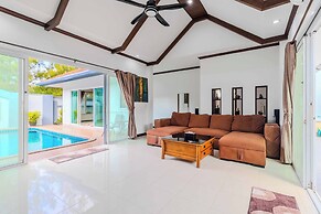 2BR with Pool Near Beaches V267