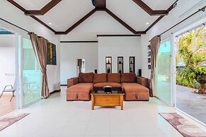2BR with Pool Near Beaches V267