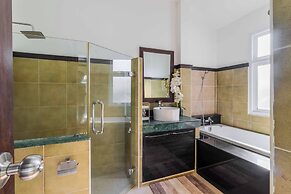 2BR with Pool Near Beaches V267