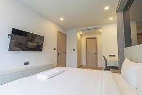 New Condo w Pool Gym Beach Nearby C247