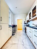 Family 3BR Apartment Near Alterlaa
