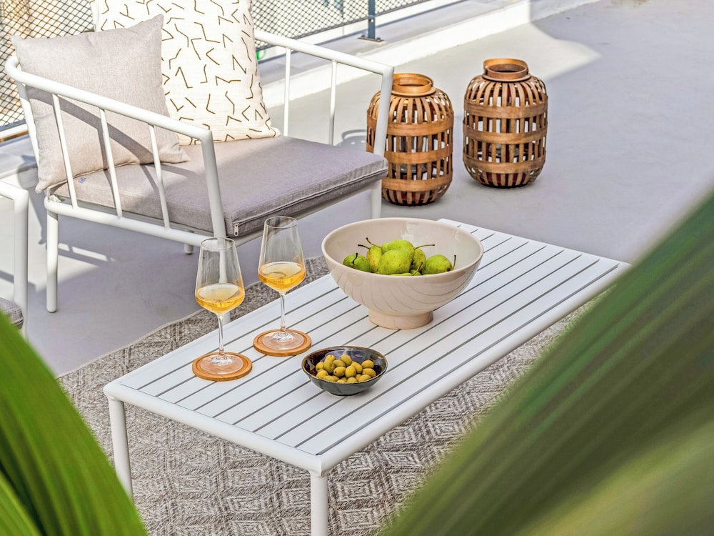 Sanders Solemare - Super 1 Bdr Apt With Balcony