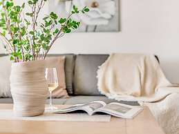 One Bedroom Apartment With Balcony and Seaview