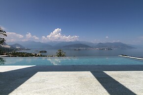 Modern Oasis Overlooking Lake Maggiore