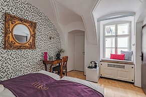 Giselle Buda Castle