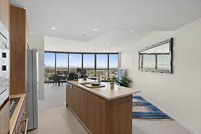 Panoramic Views Apartment & High-rise Pool and Gym