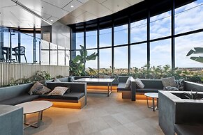 Panoramic Views Apartment & High-rise Pool and Gym