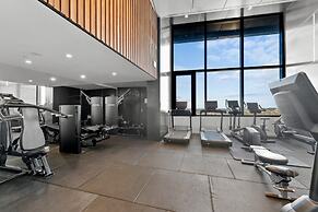 Panoramic Views Apartment & High-rise Pool and Gym