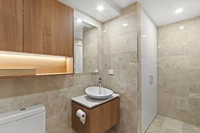 Panoramic Views Apartment & High-rise Pool and Gym