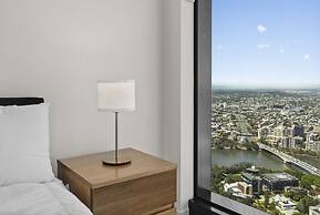 Panoramic Views Apartment & High-rise Pool and Gym