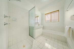 Bright Airy Retreat With Garden