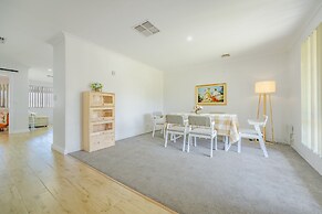 Bright Airy Retreat With Garden