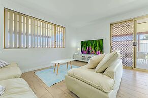 Bright Airy Retreat With Garden