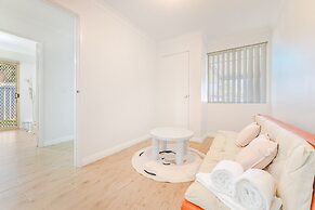 Bright Airy Retreat With Garden