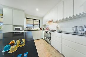 Bright Airy Retreat With Garden