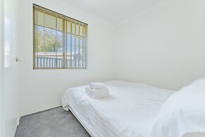 Bright Airy Retreat With Garden