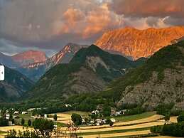 Mountain-view Eco-friendly Cottage
